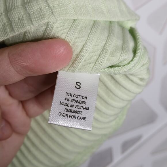 Me to We Soft Green Halter Neck Ring Keyhole Detail Ribbed Crop Top Womens SZ SM - Picture 4 of 5